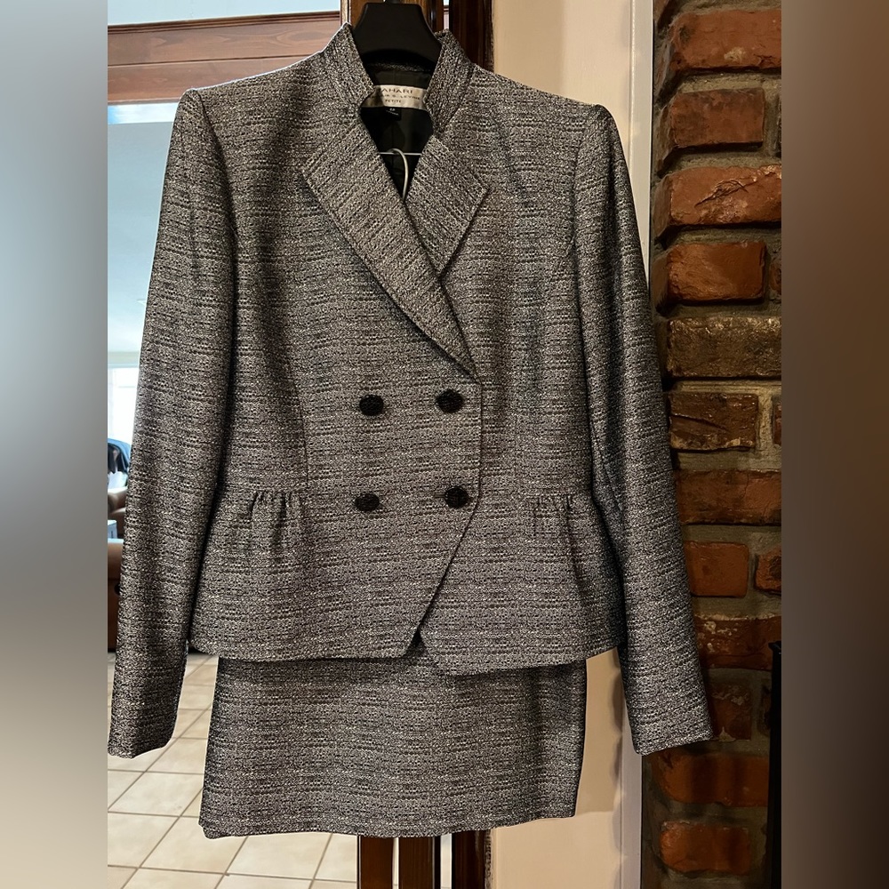 Women’s TAHARI Arthur S. Levine Petite 2 piece suit. Size 6P